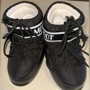 Brand new only worn once black Moon Boots